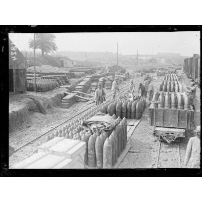 Cerisy-Gailly (Somme). Dépôt de munitions de gros calibre. Les trains de munitions arrivant au dépôt et leur déchargement. [légende d'origine]