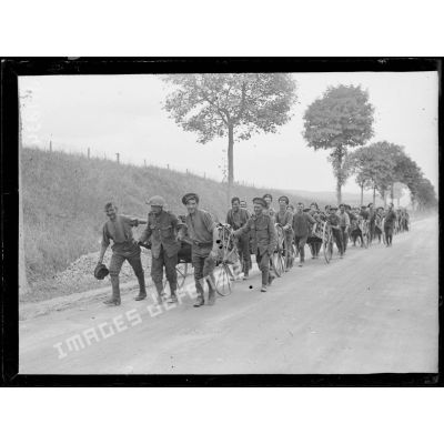Près Le Bois l'Abbé, sur la route allant à Villers-Bretonneux (Somme). Soldats anglais en corvée. [légende d'origine]