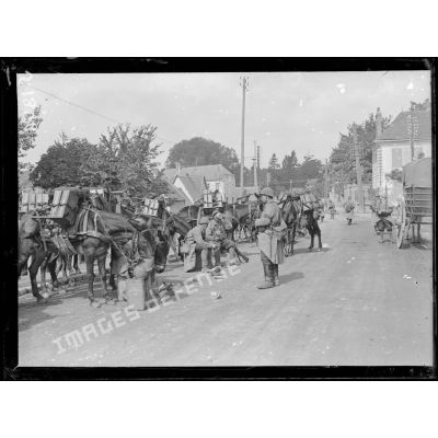 Boves (Somme). Grand'halte d'un bataillon de chasseurs à pied. [légende d'origine]