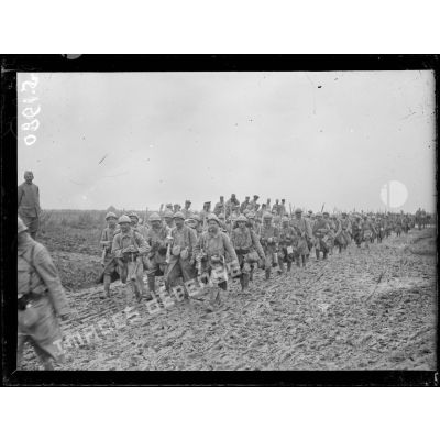 Près Etinehem (Somme). Régiment d'infanterie (363e infanterie) revenant de la 1ère ligne. [légende d'origine]