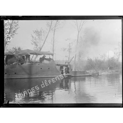 Le canal de la Somme, près Frise. Canonnière en action. [légende d'origine]