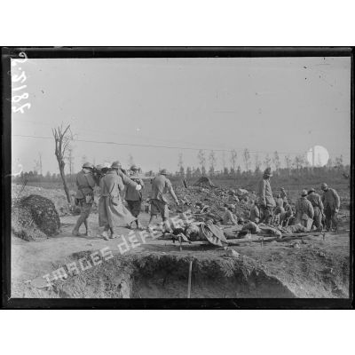 Près de Cléry-sur-Somme. Au ravin de la Saucisse. Un poste de secours pendant l'attaque du 25 septembre 1916. [légende d'origine]
