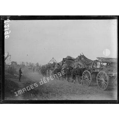 Feuillères (Somme). Caissons d'artillerie se rendant en 1ère ligne pour ravitailler les batteries pendant l'attaque du 25 septembre 1916. [légende d'origine]
