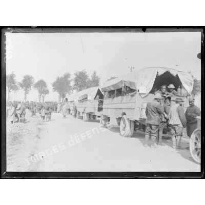 Bataillon anglais ayant participé à la prise de Lesboeufs partant pour l'arrière en auto camions. [légende d'origine]