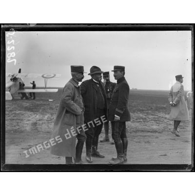 Visite de Mr Clemenceau sur le front de la Somme. Au champ d'aviation de Cachy. [légende d'origine]