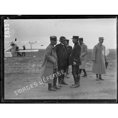 Visite de Mr Clemenceau sur le front de la Somme. Au champ d'aviation de Cachy. [légende d'origine]
