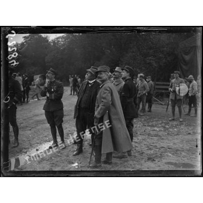 Visite de Mr Clemenceau sur le front de la Somme. Au camp d'aviation de Cachy. Mr Clemenceau et le capitaine Delorme. [légende d'origine]