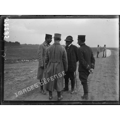 Visite de Mr Clemenceau sur le front de la Somme. Au camp d'aviation de Cachy. Mr Clemenceau et le capitaine Delorme. [légende d'origine]