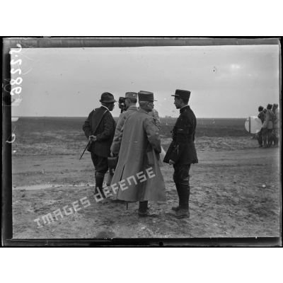 Visite de Mr Clemenceau sur le front de la Somme. Au camp d'aviation de Cachy. Mr Clemenceau, capitaine Delorme, lieutenant Guynemer. [légende d'origine]