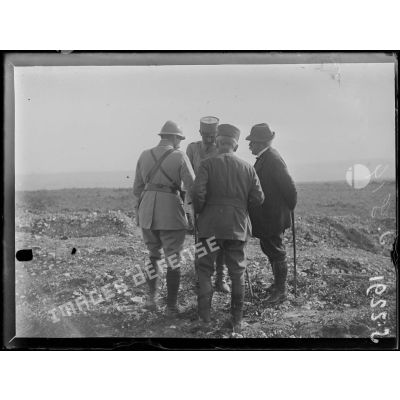 Visite de Mr Clemenceau sur le front de la Somme. Dans la région d'Hardécourt-aux-Bois. [légende d'origine]