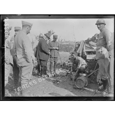 Visite de Mr Clemenceau sur le front de la Somme. Près d'Hardécourt-aux-Bois, devant une cuisine de soldats. [légende d'origine]