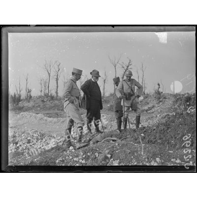 Visite de Mr Clemenceau sur le front de la Somme. A Maurepas, près d'Hardécourt-aux-Bois. [légende d'origine]