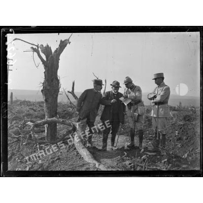 Visite de Mr Clemenceau sur le front de la Somme. A Maurepas. [légende d'origine]