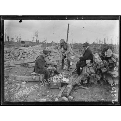 Visite de Mr Clemenceau sur le front de la Somme. Dans les ruines de Maurepas, à l'heure du déjeuner. [légende d'origine]