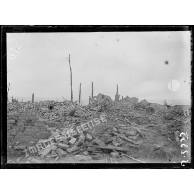 Maurepas (Somme). Ruines dans le village. [légende d'origine]