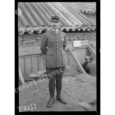 Bois des Ouvrages, près du Bois d'Hem (Somme). Le général Brisseau commandant la 12e division à son PC. [légende d'origine]