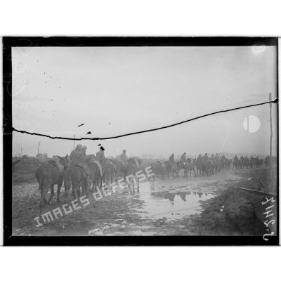 Près Maricourt (Somme). Cavaliers anglais dans la boue. [légende d'origine]