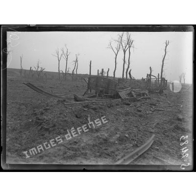 Combles (Somme). Les restes d'un train incendié par bombardement. [légende d'origine]
