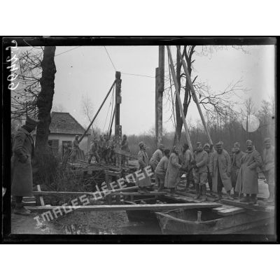 Eclusier (Somme). Construction d'un pont sur le canal de la Somme. [légende d'origine]