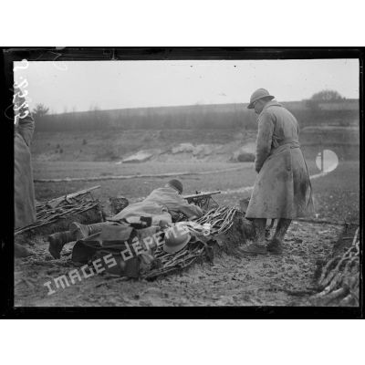 Le Hamel (Somme). Camp 60. Instruction des troupes à l'emploi du fusil mitrailleur. [légende d'origine]
