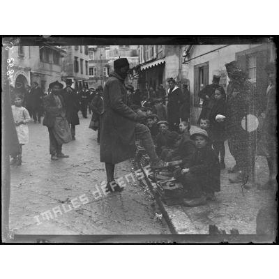 Corfou. Sénégalais se faisant cirer ses brodequins dans une rue de Corfou. [légende d'origine]