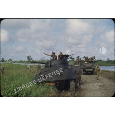 Exercice d'assaut au cours de l'entraînement d'un escadron blindé de l'armée vietnamienne composé d'une automitrailleuse M8 et d'un scout-car.