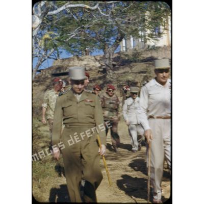Inspection du camp retranché de Diên Biên Phu par le général Navarre, commandant en chef en Indochine, et par le général Cogny, commandant les forces terrestres du Nord-Vietnam.