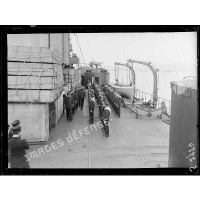 Courfou. Inspection hebdomadaire des matelots à bord du croiseur Waldeck-Rousseau par le commandant Le Querré. [légende d'origine]