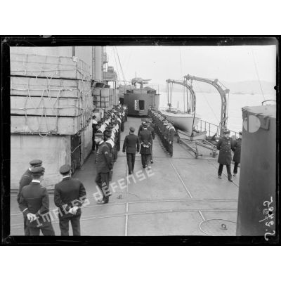 Courfou. Inspection hebdomadaire des matelots à bord du croiseur Waldeck-Rousseau par le commandant Le Querré. [légende d'origine]