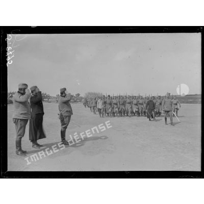 Près de Bizerte (Tunisie). Camp du Nador. L'école des sous-officiers serbes défile devant le colonel serbe commandant le camp. [légende d'origine]