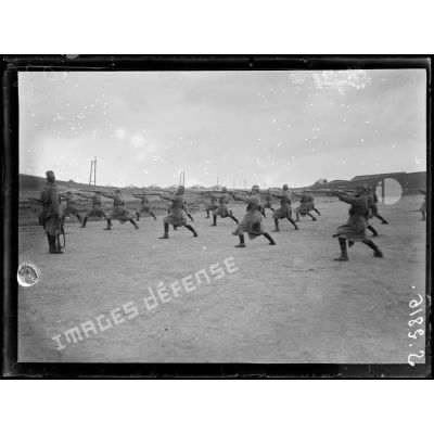 Près de Bizerte. Camp serbe du Nador. Serbes faisant l'exercice à la baïonnette. [légende d'origine]