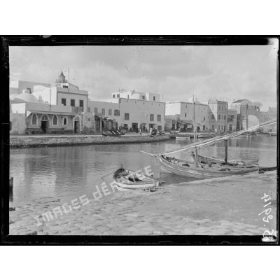 Bizerte (Tunisie). Un coin du vieux port arabe. [légende d'origine]