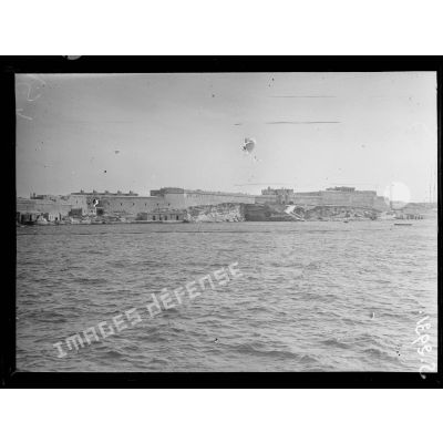 Malte. Le port pris du croiseur auxiliaire français Liamone. [légende d'origine]