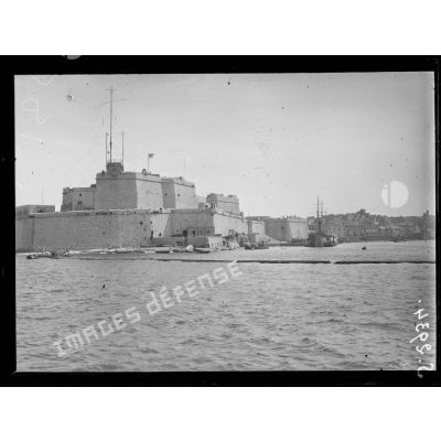 Malte. Le Canaris, navire dépôt français dans le port. [légende d'origine]