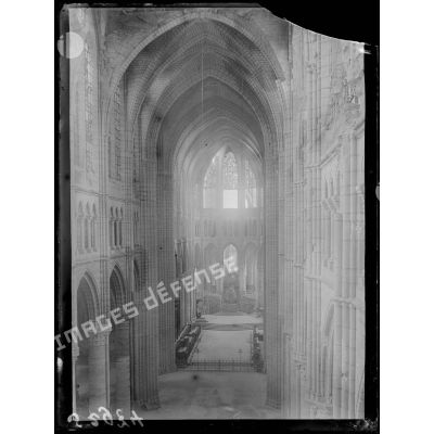 Soissons (Aisne). Intérieur de la cathédrale pris des orgues. [légende d'origine]