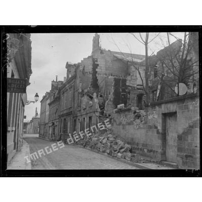 Soissons (Aisne). Rue du Beffroy, maison incendiée. [légende d'origine]