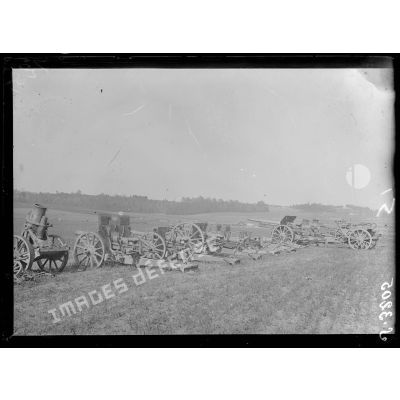 Courcelles (Aisne). Pièces de campagne et canons lourds capturés. [légende d'origine]