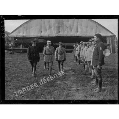 Chaudun (Aisne). Camp d'aviation. Inspection du général Maistre commandant la 6e armée. [légende d'origine]