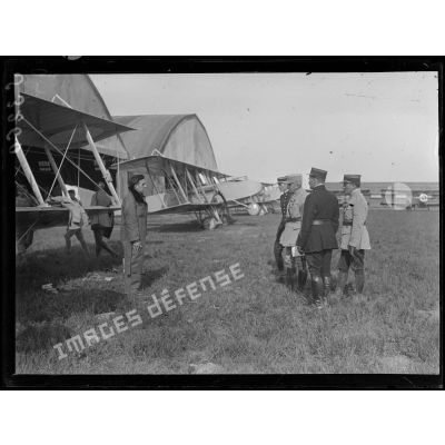 Chaudun (Aisne). Camp d'aviation. Inspection du général Maistre commandant la 6e armée. [légende d'origine]