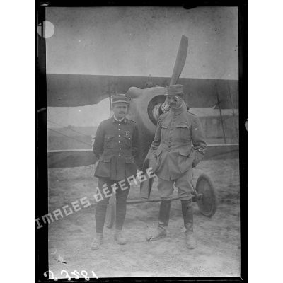 Chaudun (Aisne). Champ d'aviation de la 6e armée. Commandant Pouderoux et capitaine Lamy. [légende d'origine]