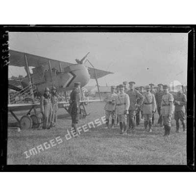 Le Bourget. Visite du général Pershing au camp d'aviation. [légende d'origine]