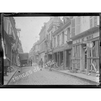 Soissons (Aisne). La rue du collège après le dernier bombardement des avions allemands. [légende d'origine]