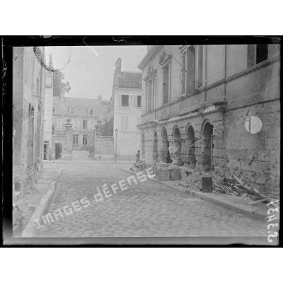 Soissons (Aisne). Le théâtre de la ville après le dernier bombardement des avions allemands. [légende d'origine]