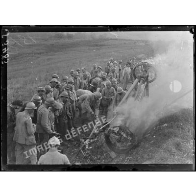 Région de Vailly (Aisne). Débris d'un avion abattu à coups de canon. Les soldats ramassent les débris de l'appareil. [légende d'origine]