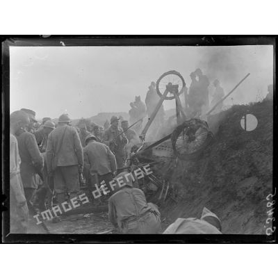 Région de Vailly (Aisne). Débris d'un avion abattu à coups de canon. Les soldats ramassent les débris de l'appareil. [légende d'origine]