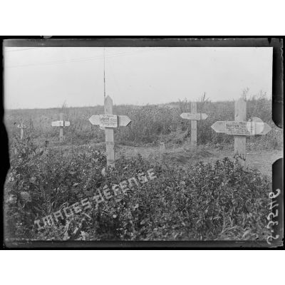 Neuville-sur-Margival (Aisne). Tombes de Adrien Labadie, Jean-Joseph Botton, caporal et Morin (du 41e colonial). [légende d'origine]