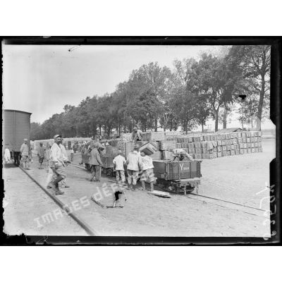 Bazoches (Aisne). Déchargement d'un wagon Decauville. [légende d'origine]