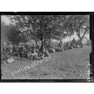 Billy-sur-Aisne (Aisne). Halte du 174e régiment d'infanterie. Le repos sous les arbres. [légende d'origine]