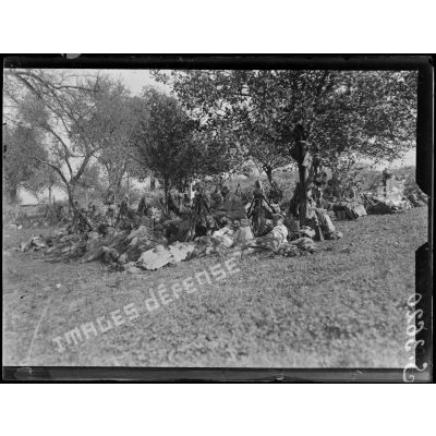 Billy-sur-Aisne (Aisne). Halte du 174e régiment d'infanterie. Le repos sous les arbres. [légende d'origine]