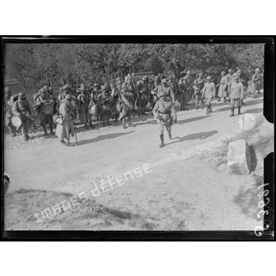 Billy-sur-Aisne (Aisne). Après la halte, le 174e régiment d'infanterie reforme ses rangs pour reprendre sa marche. [légende d'origine]